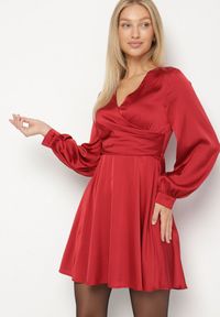 Born2be - Czerwona Satynowa Sukienka VICES z Kopertowym Dekoltem i Bufiastymi Rękawami Nivita. Okazja: na wesele, na randkę, na ślub cywilny. Typ kołnierza: dekolt kopertowy, dekolt w serek. Kolor: czerwony. Materiał: satyna. Typ sukienki: kopertowe. Styl: klasyczny, elegancki #5