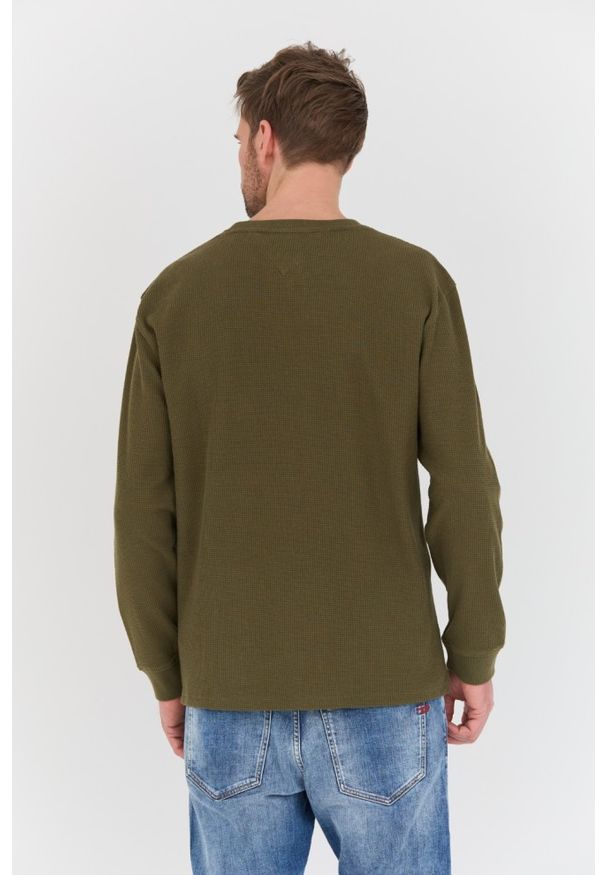 Tommy Jeans - TOMMY JEANS Oliwkowy sweter. Kolor: zielony