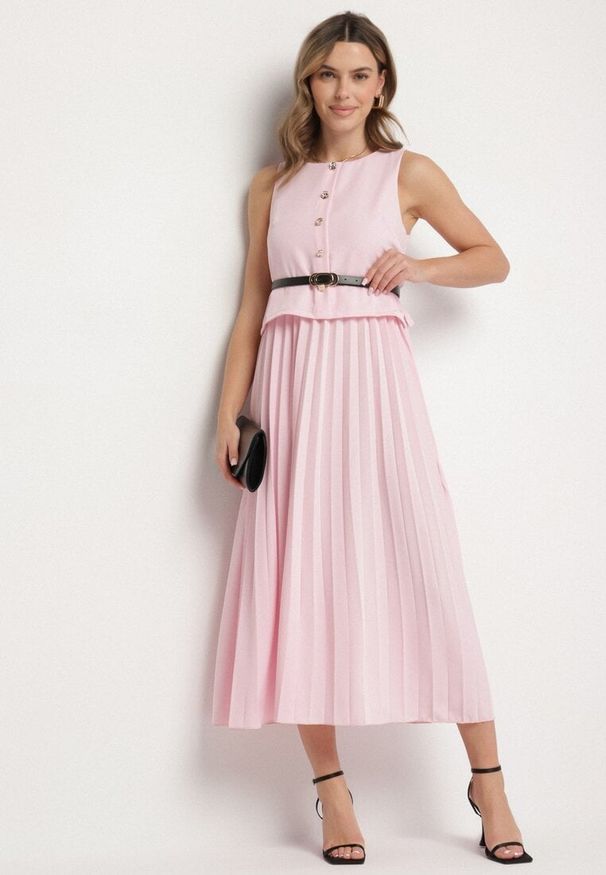 Born2be - Różowa Sukienka Bez Rękawów z Plisami i Paskiem z Klamrą Iffale. Okazja: na co dzień, na spacer. Kolor: różowy. Długość rękawa: bez rękawów. Styl: casual, klasyczny
