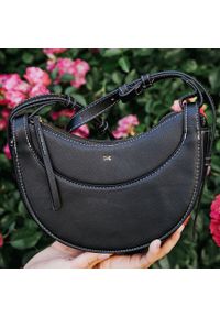 Listonoszka damska crossbody półksiężyc SHE S10 czarna. Kolor: czarny. Materiał: skórzane