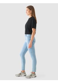 outhorn - Jeansy o dopasowanym kroju skinny damskie Outhorn - niebieskie. Kolor: niebieski. Styl: klasyczny