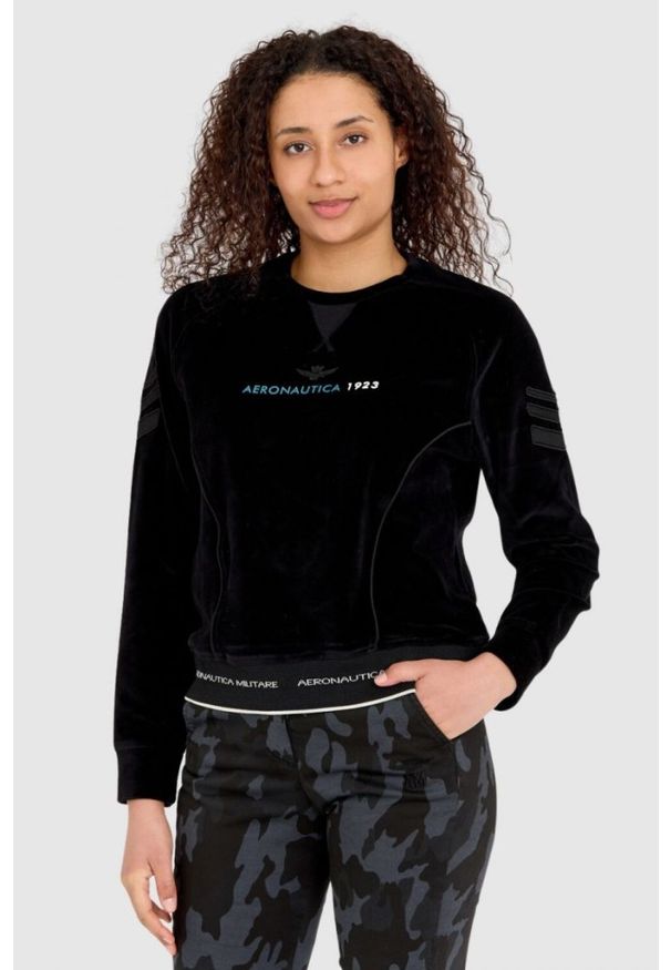 Aeronautica Militare - AERONAUTICA MILITARE Czarna welurowa bluza damska z wieloma zdobieniami, Rozmiar M. Kolor: czarny. Materiał: bawełna, welur. Wzór: aplikacja