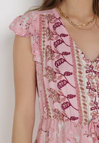 Born2be - Jasnoróżowa Sukienka Vulco. Kolor: różowy. Długość rękawa: krótki rękaw. Wzór: kwiaty, aplikacja. Długość: mini #2