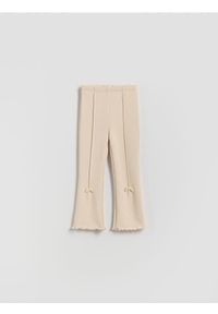 Reserved - Ocieplane spodnie flare - kremowy. Kolor: kremowy. Materiał: bawełna, dzianina #1