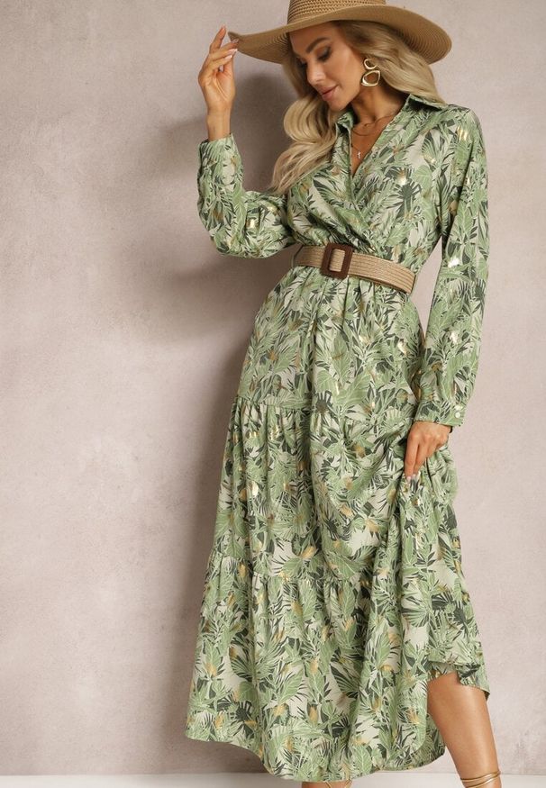 Renee - Jasnozielona Sukienka Maxi z Kołnierzykiem i Plecionym Paskiem Pertitus. Kolor: zielony. Wzór: aplikacja, nadruk. Typ sukienki: kopertowe. Styl: elegancki. Długość: maxi