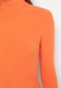 Born2be - Pomarańczowa Sweterkowa Puchata Sukienka Midi z Wełny z Golfem Sebhat. Typ kołnierza: golf. Kolor: pomarańczowy. Materiał: wełna. Długość: midi #4