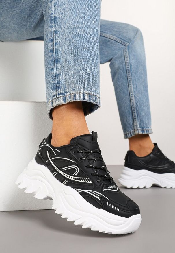 Renee - Czarne Sneakersy na Platformie z Tłoczeniem i Geometrycznym Wzorem Sarial. Okazja: na co dzień. Kolor: czarny. Materiał: jeans. Wzór: geometria. Obcas: na platformie