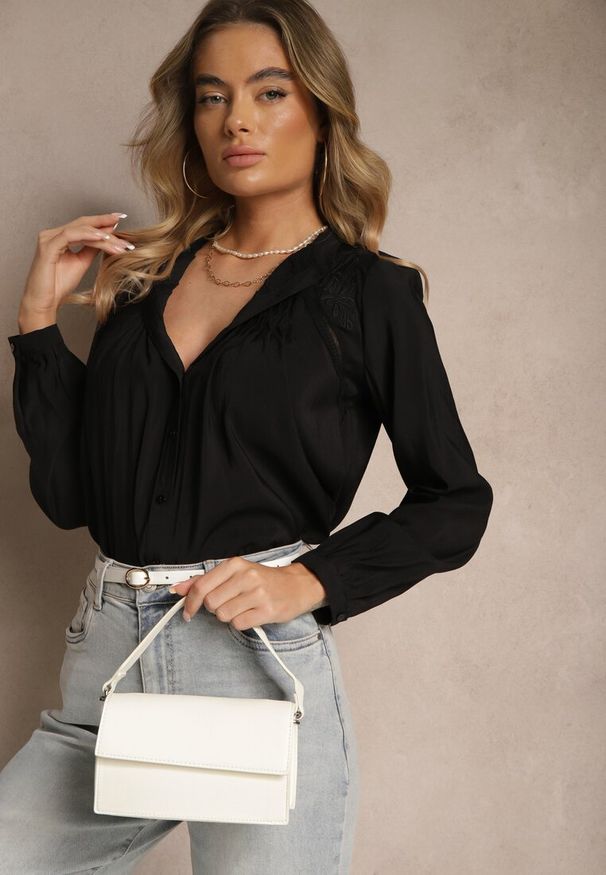 Renee - Czarna Koszula Ozdobiona Haftowanym Wzorem Erinalis. Okazja: do pracy, na co dzień, na spotkanie biznesowe. Kolor: czarny. Materiał: jeans. Wzór: haft, aplikacja. Styl: casual, elegancki, biznesowy