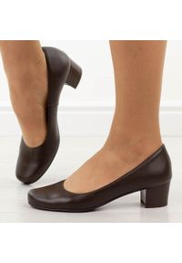 Brązowe Polskie czółenka damskie Gregors 702. Okazja: na co dzień. Kolor: brązowy. Materiał: skóra. Szerokość cholewki: normalna. Obcas: na obcasie. Styl: casual, elegancki, klasyczny. Wysokość obcasa: niski #1