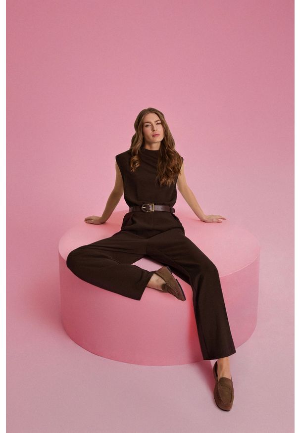 MOODO - Kombinezon brązowy. Kolor: brązowy. Materiał: poliester