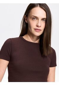 Reserved - T-shirt slim fit z modalem - ciemnobrązowy. Kolor: brązowy. Materiał: bawełna, dzianina