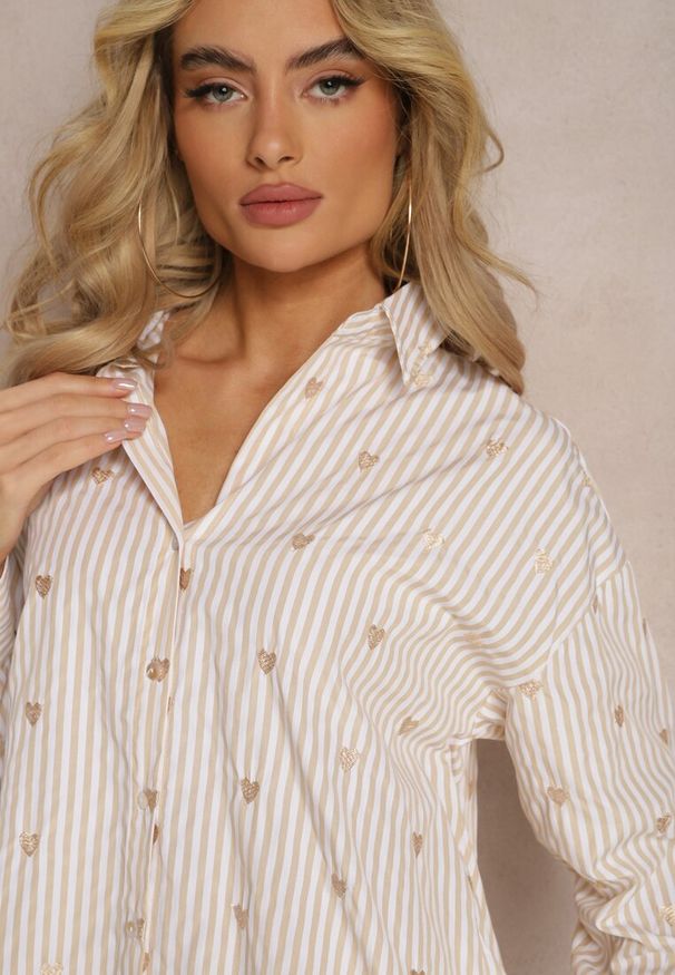 Renee - Jasnobeżowa Koszula z Bawełny w Paski z Wyhaftowanymi Serduszkami Aleriesa. Kolor: beżowy. Materiał: bawełna. Wzór: paski