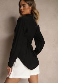 Renee - Czarna Koszula z Usztywnioną Linią Ramion i Wiązaniem Meroniela. Okazja: na spotkanie biznesowe, na co dzień. Kolor: czarny. Materiał: jeans. Styl: casual, elegancki, biznesowy