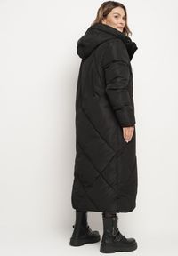 Born2be - Czarna Pikowana Kurtka o Długim Pudełkowym Kroju z Kapturem i Kieszeniami Attesina. Okazja: na co dzień. Typ kołnierza: kaptur. Kolor: czarny. Materiał: wełna, jeans. Długość: długie. Sezon: zima. Styl: casual, elegancki, klasyczny #2