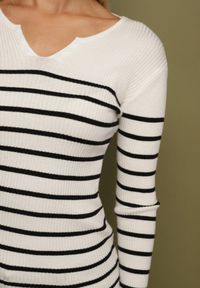 Born2be - Biała Bluzka z Bawełną w Paski Ozdobiona Guzikami Gelvila. Okazja: na co dzień. Kolor: biały. Materiał: bawełna. Wzór: aplikacja, paski. Styl: casual #2