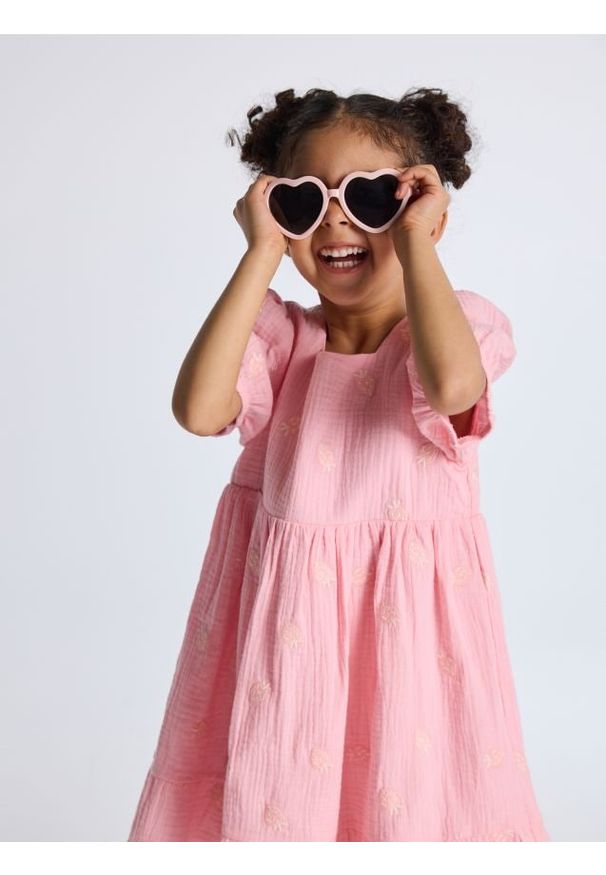 Reserved - Muślinowa sukienka z haftem - pastelowy róż. Kolor: różowy. Materiał: bawełna, tkanina. Wzór: haft