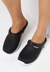 Born2be - Czarno-Białe Klapki Iphiope. Okazja: na plażę, na co dzień, na spacer. Kolor: czarny. Materiał: guma, jeans. Wzór: ażurowy. Sezon: lato. Obcas: na płaskiej podeszwie. Styl: klasyczny, casual #3