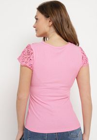 Born2be - Różowa Koszulka T-shirt z Koronką na Rękawach i Dekolcie Aines. Kolor: różowy. Materiał: koronka. Wzór: koronka. Sezon: lato