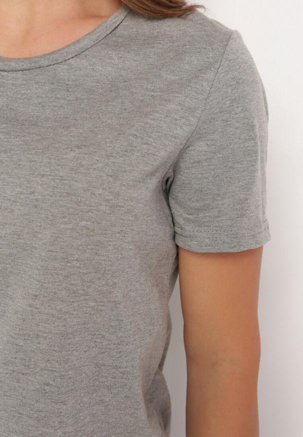 Born2be - Ciemnoszary Gładki T-shirt z Krótkim Rękawem Elldora. Okazja: na co dzień. Kolor: szary. Materiał: bawełna, jeans. Długość rękawa: krótki rękaw. Długość: krótkie. Wzór: gładki. Styl: casual