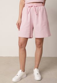 Born2be - Różowe Bawełniane Szorty Dresowe w Drobne Paseczki Wiązane na Sznurki Loregune. Okazja: do domu, na co dzień. Kolor: różowy. Materiał: bawełna, dresówka. Długość: krótkie. Wzór: gładki. Styl: elegancki, klasyczny, casual #3