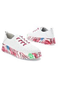 Białe Sneakersy Filippo Modne Obuwie Damskie Na Kolorowej Podeszwie. Zapięcie: sznurówki. Kolor: biały. Materiał: materiał. Szerokość cholewki: normalna. Wzór: kolorowy. Styl: sportowy, klasyczny