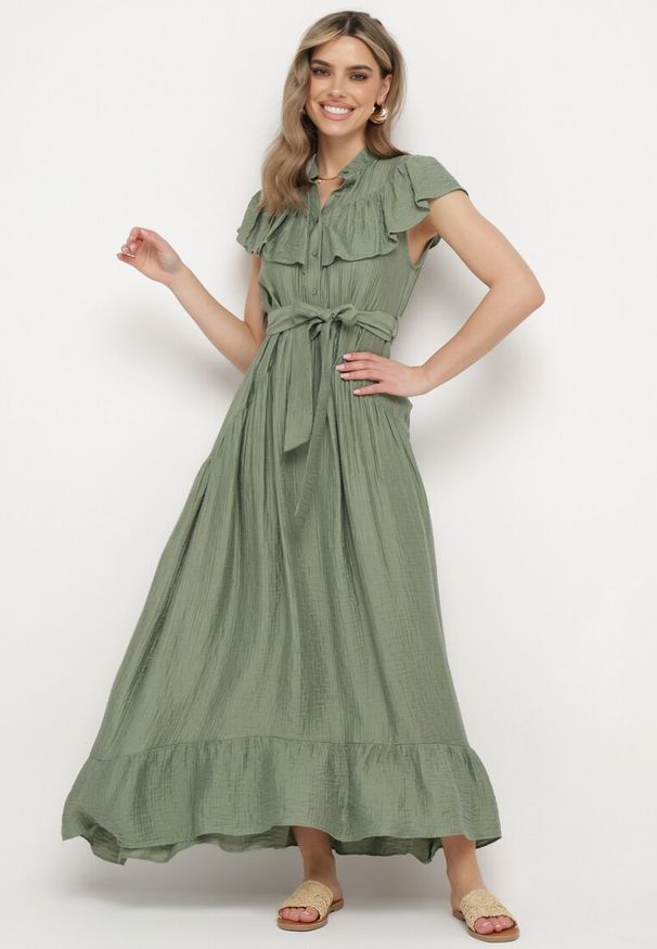 Born2be - Zielona Rozkloszowana Sukienka z Wiskozą Ozdobiona Falbankami Zapinana na Guziki z Dodatkowym Materiałowym Paskiem Ganesia. Okazja: na imprezę. Typ kołnierza: kołnierz z falbankami. Kolor: zielony. Wzór: aplikacja. Typ sukienki: rozkloszowane. Materiał: wiskoza, materiał. Długość rękawa: krótki rękaw. Sezon: lato. Styl: elegancki