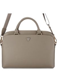 Torba Guess Grained Zipper Pocket Triangle Logo 15'' brązowy. Kolor: brązowy. Materiał: skóra ekologiczna. Styl: elegancki, casual