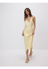 Reserved - Wiskozowa sukienka midi - jasnożółty. Kolor: żółty. Materiał: wiskoza. Typ sukienki: proste. Długość: midi #1
