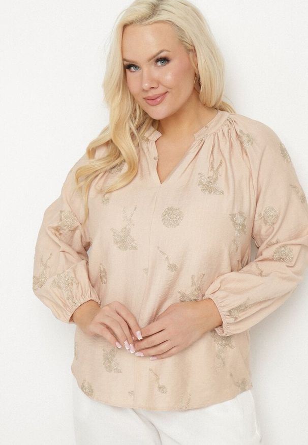 Born2be - Beżowa Bluzka z Dekoltem w Serek i Haftowanymi Zdobieniami z Metaliczną Nicią Sovbia. Typ kołnierza: dekolt w serek. Kolekcja: plus size. Kolor: beżowy. Materiał: jeans. Długość rękawa: długi rękaw. Długość: długie. Wzór: aplikacja, haft