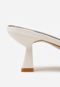 Renee - Białe Klapki Peep Toe na Obcasie Kaczuszka Calinetta. Nosek buta: otwarty. Kolor: biały. Materiał: koronka. Obcas: na obcasie. Styl: klasyczny. Wysokość obcasa: średni #7