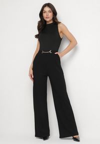 Born2be - Czarny Kombinezon z Dekoltem Halter i Półgolfem z Łańcuszkiem w Talii Tenilra. Okazja: na co dzień. Kolor: czarny. Długość: długie. Styl: casual, elegancki #1