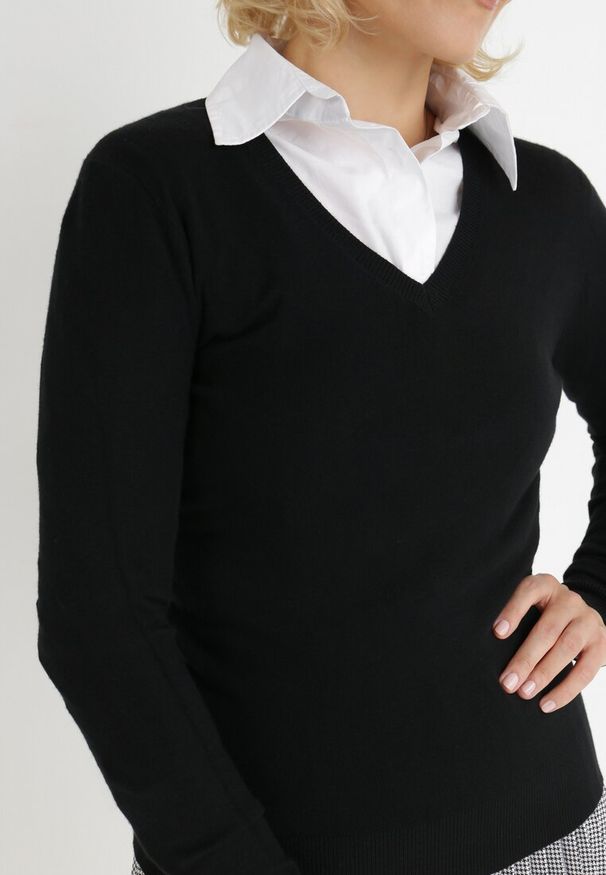 Born2be - Czarny Sweter Ianthine. Typ kołnierza: dekolt w serek. Kolor: czarny. Materiał: jeans. Długość rękawa: długi rękaw. Długość: długie. Styl: klasyczny