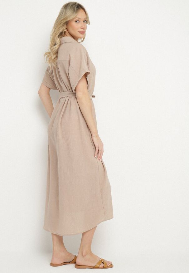 Born2be - Ciemnobeżowa Sukienka z Wiskozy o Koszulowym Kroju z Wiązanym Paskiem Danisna. Okazja: na co dzień. Kolor: beżowy. Materiał: wiskoza. Długość rękawa: krótki rękaw. Wzór: aplikacja. Typ sukienki: koszulowe. Styl: klasyczny, casual, elegancki. Długość: midi