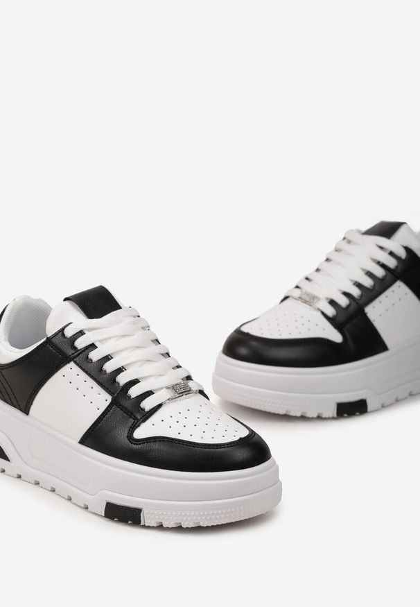Renee - Biało-Czarne Sneakersy z Ekoskóry na Grubej Podeszwie z Ozdobnymi Wstawkami Sarnei. Okazja: na co dzień. Nosek buta: okrągły. Zapięcie: sznurówki. Kolor: biały. Materiał: materiał, jeans. Obcas: na obcasie. Wysokość obcasa: niski