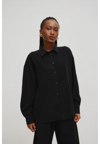 Marsala - Luźna koszula z wiskozy w kolorze TOTALLY BLACK - OBSESSION-S/M. Okazja: na spotkanie biznesowe, do pracy, na co dzień, na spacer. Materiał: wiskoza. Długość rękawa: długi rękaw. Długość: długie. Styl: klasyczny, casual, elegancki, biznesowy #1