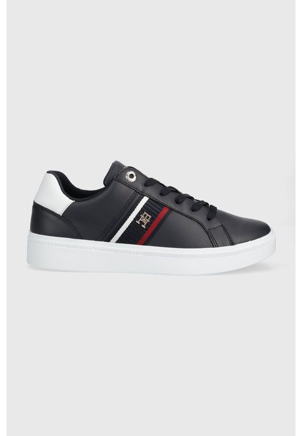 TOMMY HILFIGER - Tommy Hilfiger sneakersy skórzane CORP WEBBING SNEAKER kolor granatowy FW0FW07379. Nosek buta: okrągły. Zapięcie: sznurówki. Kolor: niebieski. Materiał: skóra
