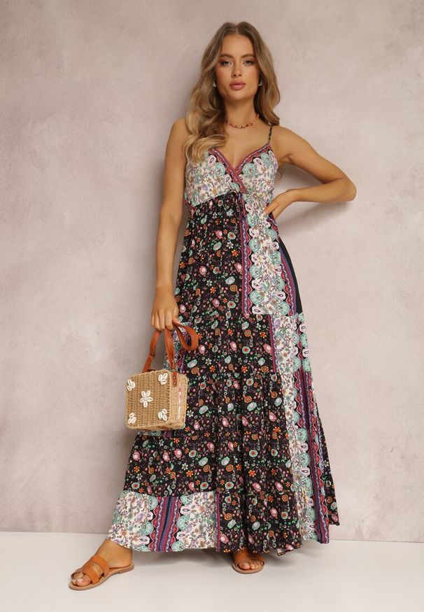 Renee - Czarna Sukienka Amarhomela. Typ kołnierza: dekolt kopertowy. Kolor: czarny. Materiał: wiskoza. Długość rękawa: na ramiączkach. Wzór: kolorowy. Typ sukienki: kopertowe. Długość: maxi