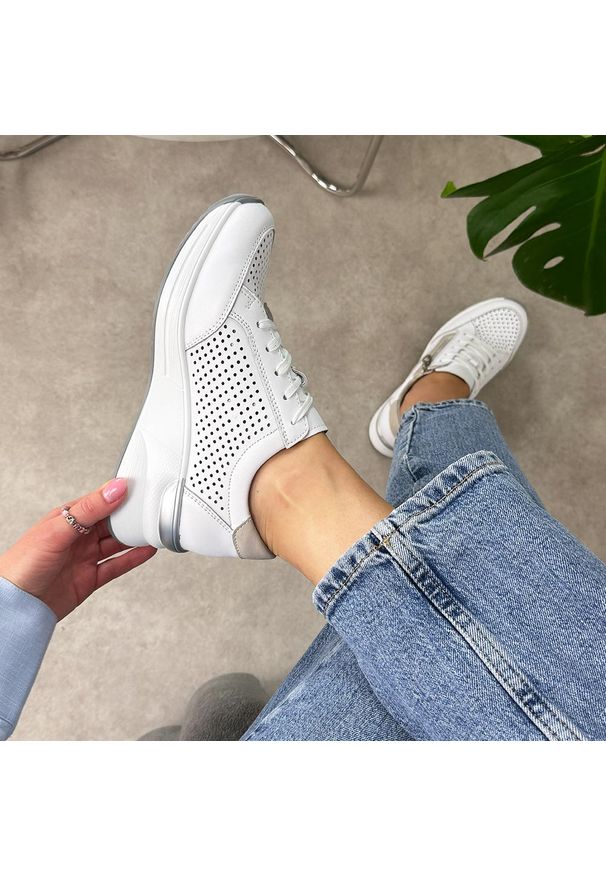 Białe skórzane ażurowe półbuty damskie Vinceza 95403. Okazja: na co dzień, na spacer. Nosek buta: okrągły. Zapięcie: sznurówki. Kolor: biały. Szerokość cholewki: normalna. Wzór: ażurowy. Materiał: skóra. Sezon: wiosna, lato. Obcas: na koturnie. Styl: casual, klasyczny, elegancki