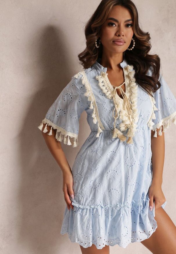 Renee - Niebieska Bawełniana Sukienka Boho z Haftem i Sznureczkami Ladora. Kolor: niebieski. Materiał: bawełna. Wzór: haft. Styl: boho. Długość: mini