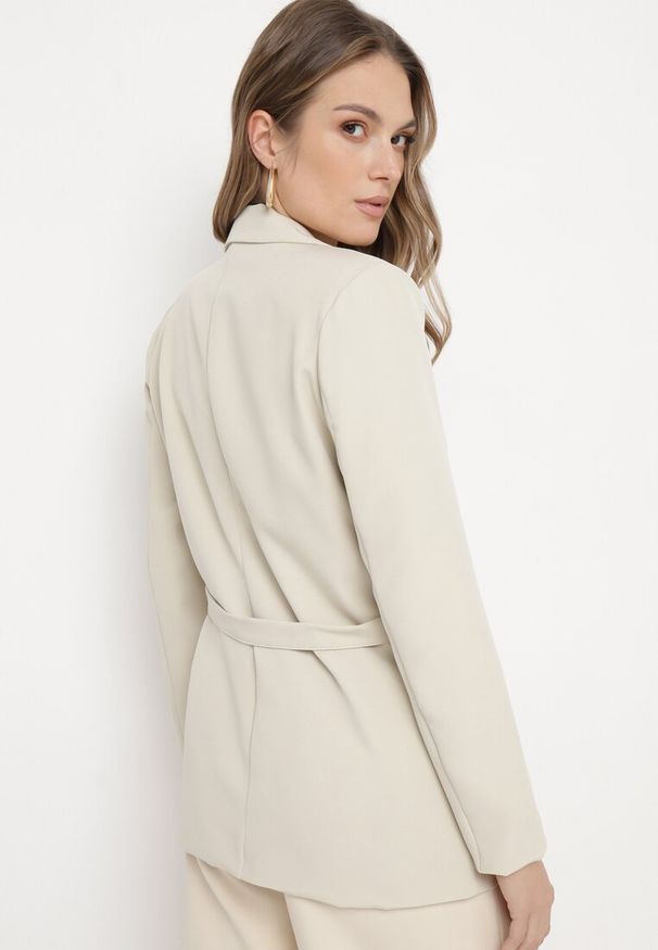 Born2be - Beżowa Marynarka Jednorzędowa z Ozdobnym Paskiem i Klapami Orianella. Okazja: do pracy, na spotkanie biznesowe. Kolor: beżowy. Materiał: jeans. Styl: biznesowy, elegancki