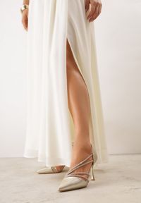 Renee - Złote Szpilki VICES z Ozdobnymi Paseczkami z Cyrkoniami w Eleganckim Stylu Jaenlith. Kolor: złoty. Materiał: satyna. Obcas: na szpilce. Styl: elegancki #1