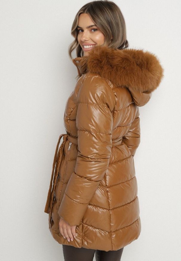 Born2be - Brązowa Pikowana Kurtka z Odpinanym Kapturem i Futerkiem Wiązana Paskiem Olenessa. Kolor: brązowy. Materiał: futro. Sezon: zima