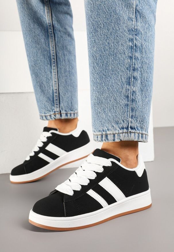 Renee - Czarno-Białe Sneakersy na Niskiej Platformie z Naszywkami Flordexia. Okazja: na co dzień. Kolor: czarny. Materiał: jeans. Wzór: aplikacja. Obcas: na platformie