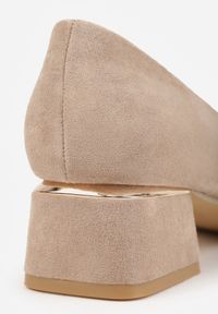Born2be - Ciemnobeżowe Czółenka Vices z Ozdobnymi Metalicznymi Wstawkami i Skórzaną Wkładką Innathoria. Kolor: beżowy. Materiał: skóra. Wzór: aplikacja. Obcas: na obcasie. Styl: elegancki. Wysokość obcasa: średni #9