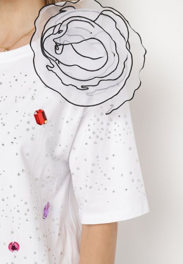 Born2be - Biała Bluzka z Bawełny Ozdobiona Cyrkoniami i Kryształkami Leonea. Kolor: biały. Materiał: bawełna. Wzór: aplikacja