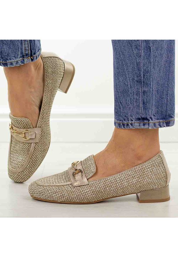 Beżowe półbuty damskie, mokasyny M.Daszyński Sa268-6. Okazja: na co dzień. Kolor: beżowy. Szerokość cholewki: normalna. Wzór: aplikacja. Materiał: skóra. Sezon: wiosna, jesień, lato. Obcas: na obcasie. Styl: casual, elegancki, klasyczny. Wysokość obcasa: niski