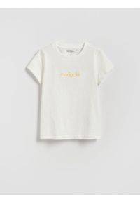 Reserved - T-shirt z haftem - złamana biel. Materiał: bawełna. Wzór: haft