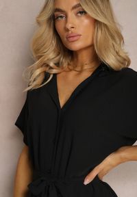 Renee - Czarna Koszulowa Sukienka z Wiskozy z Materiałowym Paskiem w Talii Gialara. Okazja: na co dzień, na spotkanie biznesowe. Typ kołnierza: dekolt w serek. Kolor: czarny. Materiał: materiał, wiskoza. Długość rękawa: krótki rękaw. Typ sukienki: koszulowe. Styl: biznesowy, elegancki, casual