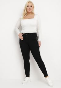 Born2be - Czarne Dopasowane Jeansy z Regularnym Stanem i Lampasami Nelipha. Okazja: na co dzień. Kolekcja: plus size. Kolor: czarny. Styl: elegancki, casual