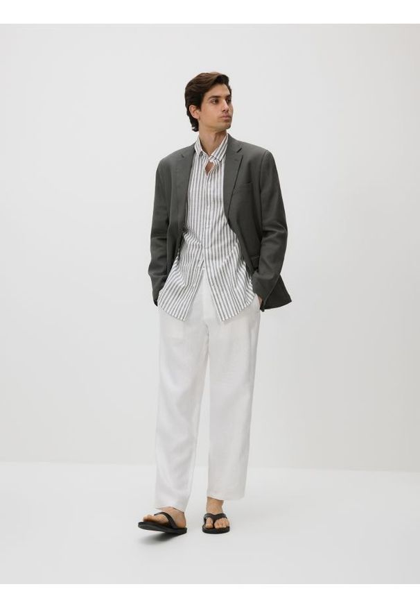 Reserved - Lniane spodnie chino straight - biały. Kolor: biały. Materiał: len